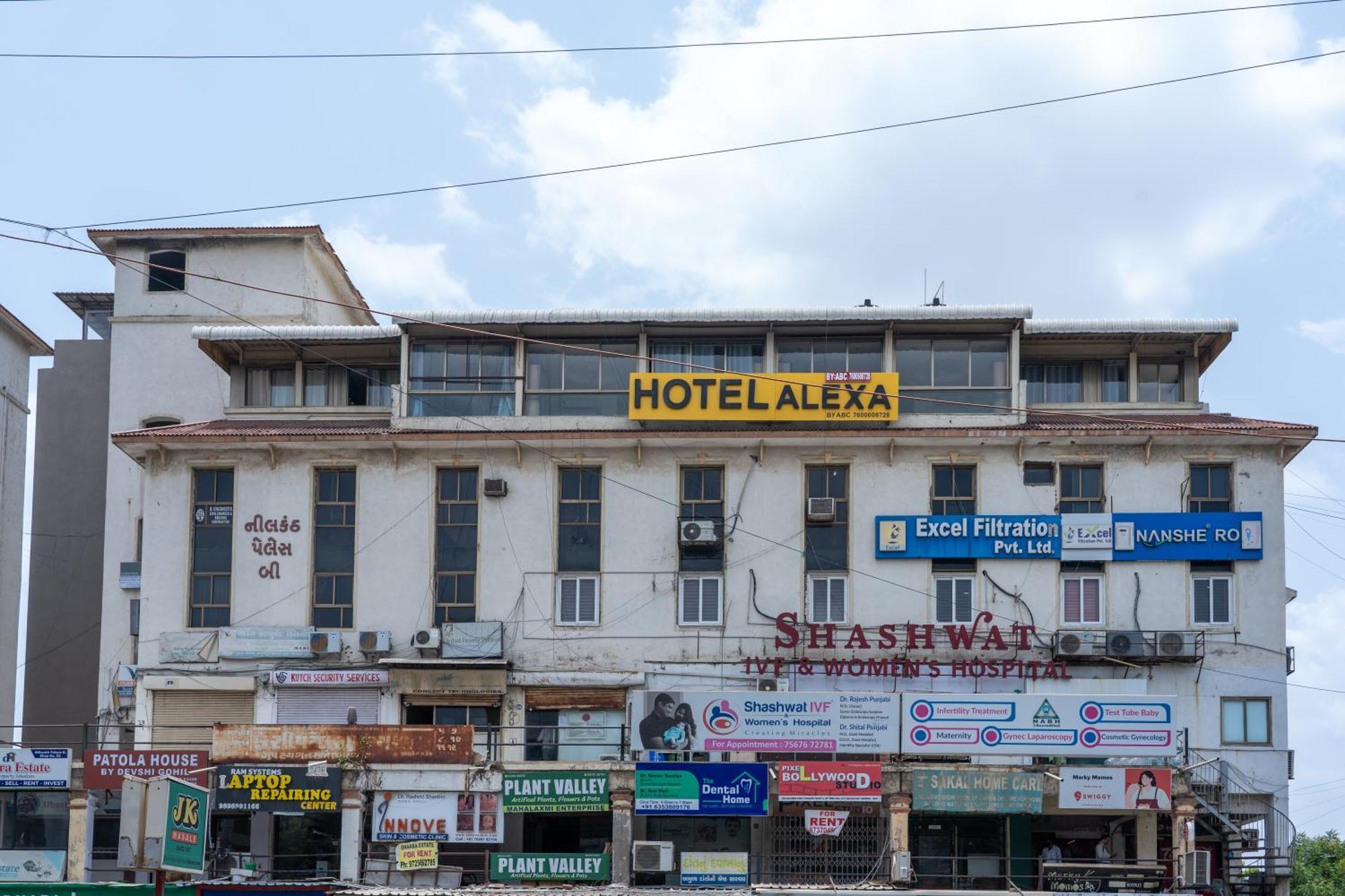 Hotel Alexa By Abc Ahmadábád Kültér fotó